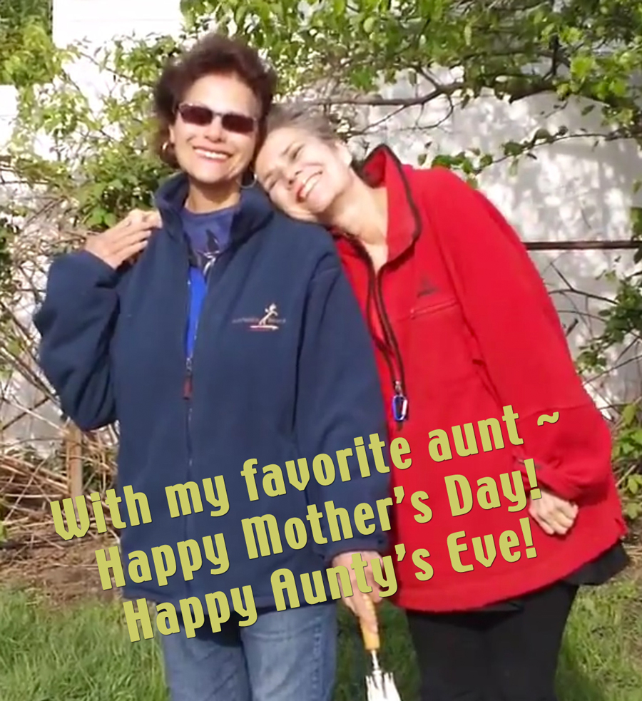 favorite-aunt-umbrella-hug1